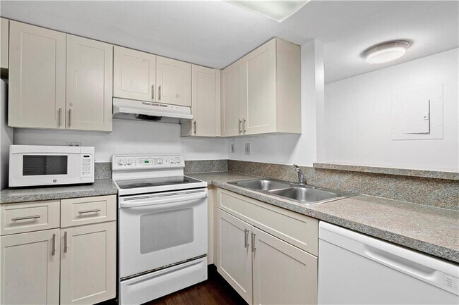 Building Photo - 9995 Nob Hill Ln