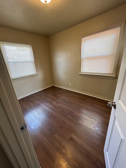 Building Photo - 2138 N Center Rd