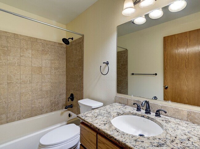 Building Photo - 3 Bedroom 2.5 bathroom nestled in woods with water view