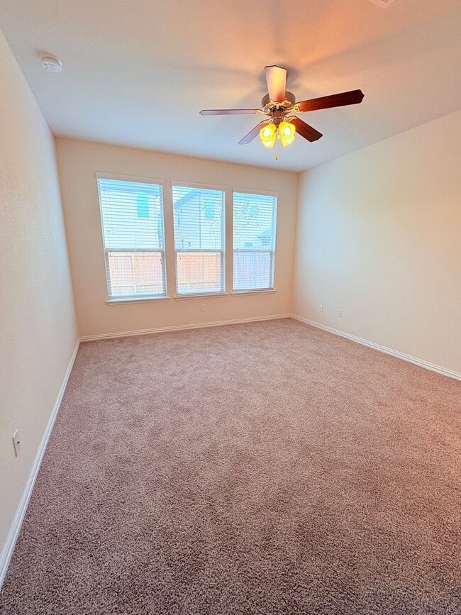 Building Photo - Large Home In Preston Village