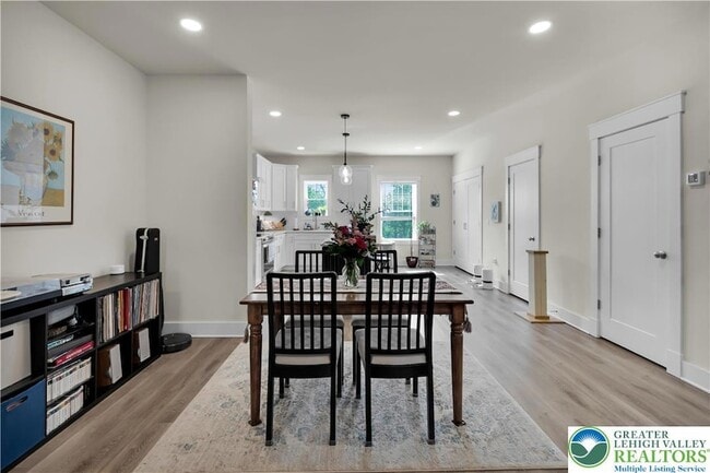 Building Photo - 221 Craig Ave