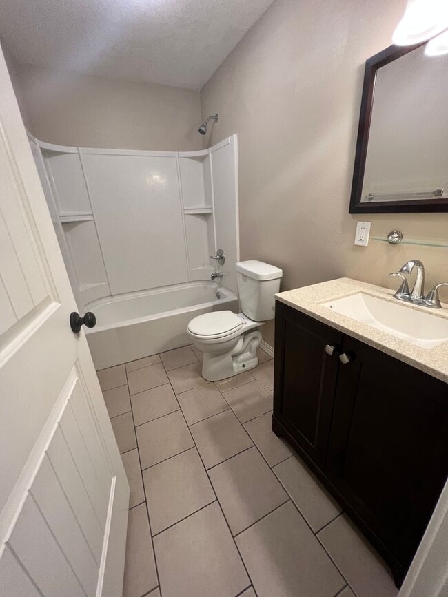 Building Photo - "Beautiful 4 Bedroom House For Rent" - Not furnished