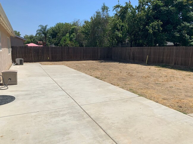 Building Photo - Available Soon! Lovely NW Visalia home in ...