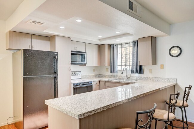 Building Photo - Move-In Ready Condo Near Summerlin!