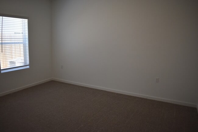 Building Photo - 4481 N San Miguel Ave