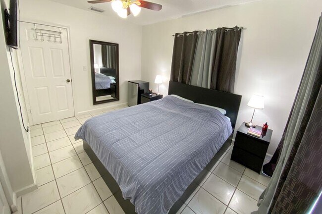 Building Photo - 2221 W 52nd St