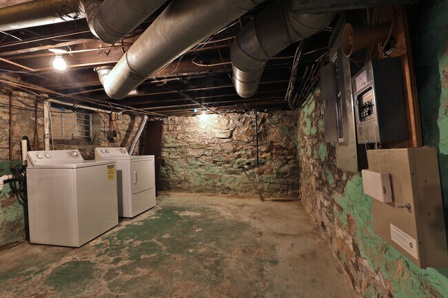 Building Photo - 4 Bedroom North Campus Newly Remodeled House with 2 Decks and Patio