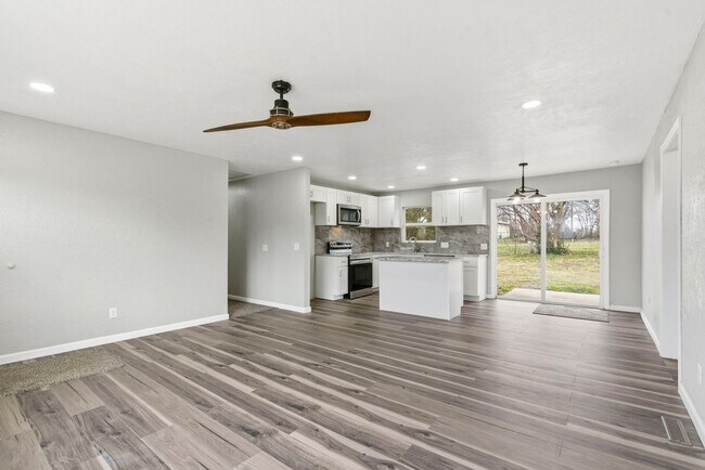 Building Photo - Newly Remodeled | 4 Bedroom | 3 Bathroom | 2 Ensuite's | Nixa, MO School District!