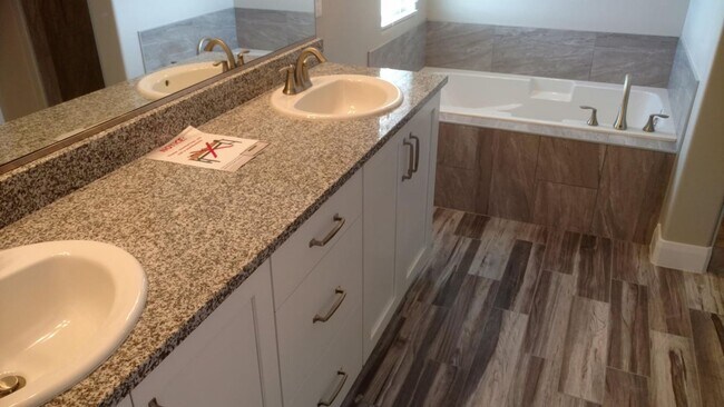 Building Photo - 3 Bedroom, 2.5 Bathroom Townhome Available...