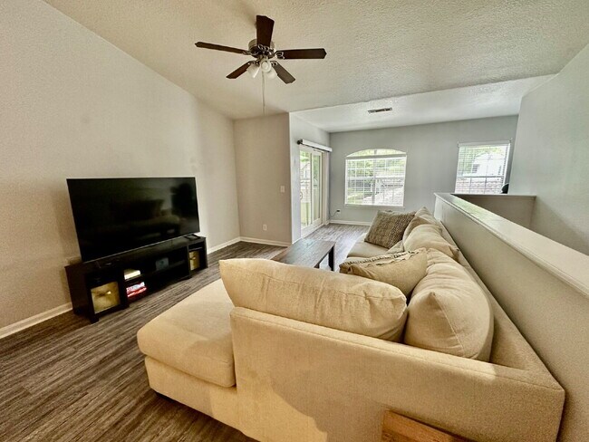 Building Photo - Two Bedroom Unfurnished Condo in Plantation Point!