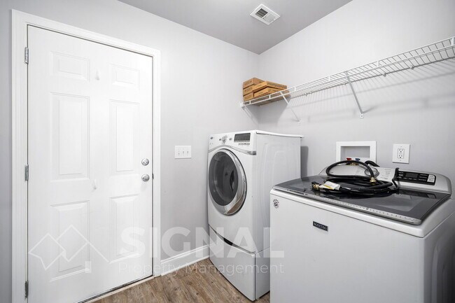 Building Photo - 473 River Crest Dr N