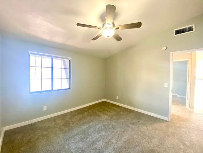 Building Photo - Washer/Dryer in Unit! Remodeled Townhome i...