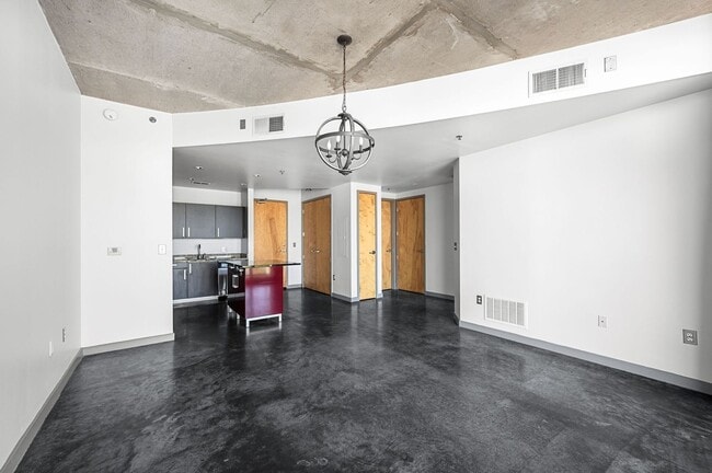 Building Photo - Awesome 1BE/1BA Condo in the Gulch w/2-res...
