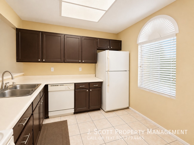 Building Photo - 930 N Mesa Dr
