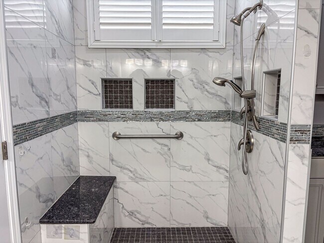 Building Photo - Spacious 4-bedroom, 3-bathroom home located in the Deer Run neighborhood