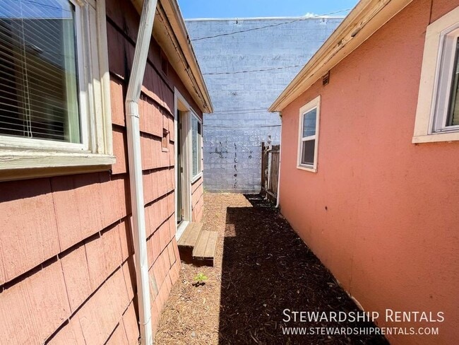 Building Photo - 1376 W 6th Ave