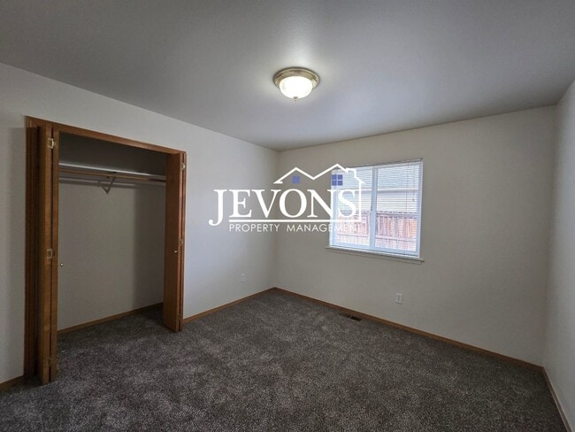 Building Photo - Two-bedroom home with a fully equipped kit...