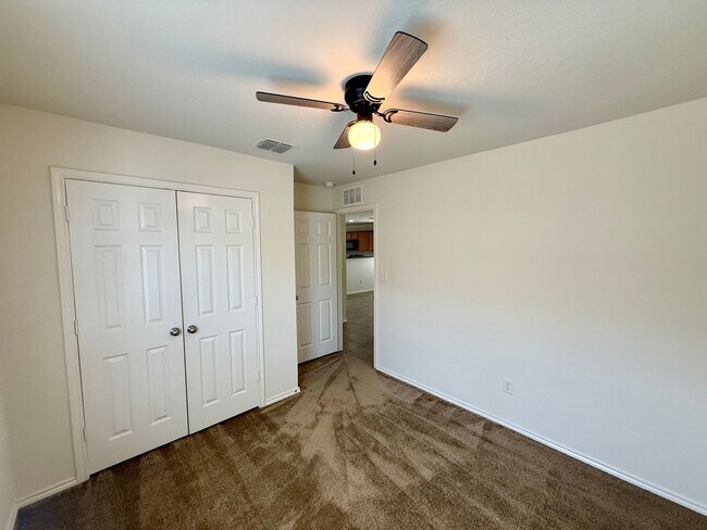 Building Photo - Beautiful 3 bedroom, 2.5 bathroom with an office in a prime New Braunfels location!