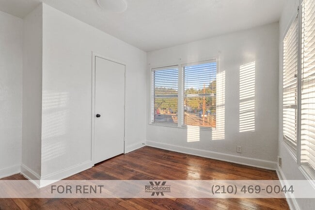 Building Photo - 1630 W Rosewood Ave