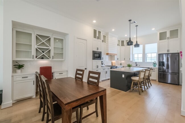 Building Photo - 2017 Lou Ellen Ln