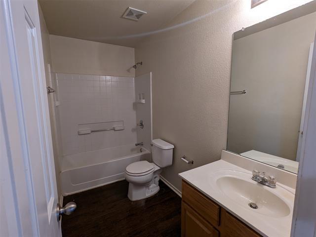 Building Photo - 14020 Esperanza Dr