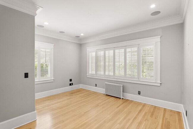 Building Photo - Stunning Portland Heights Craftsman for Re...
