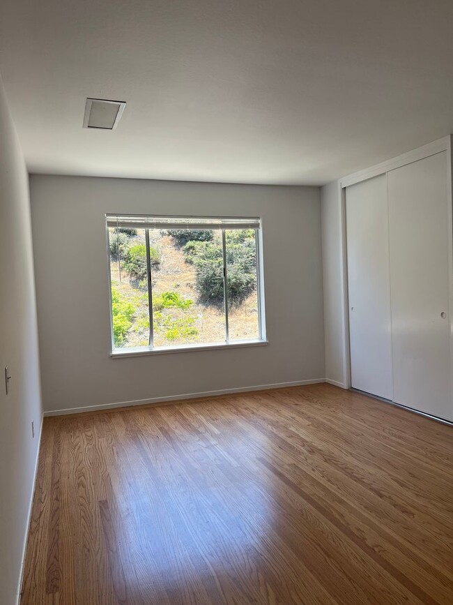 Building Photo - Daly City Home 4Bed 3 Ba