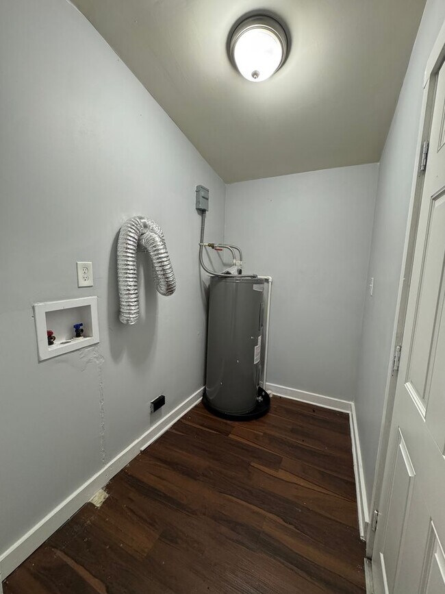 Building Photo - 3/1 Single family home : Available now!
