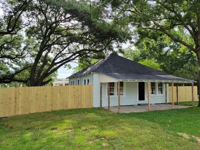 Building Photo - 1403 Avenue C