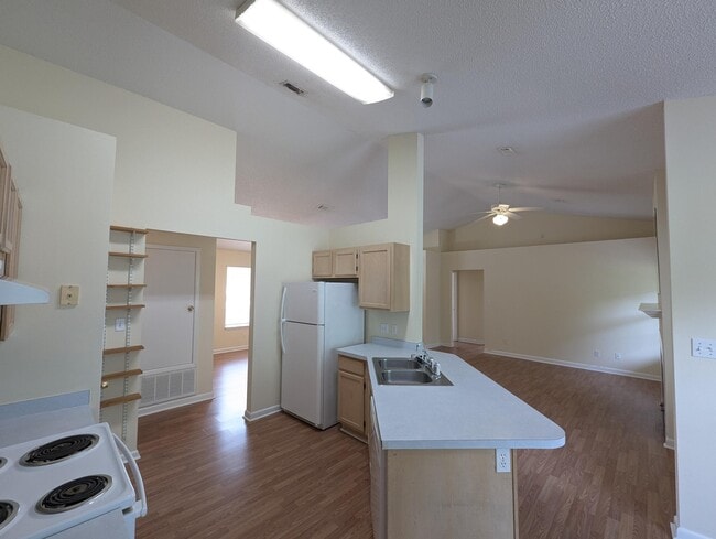 Building Photo - 319 Austin Ave