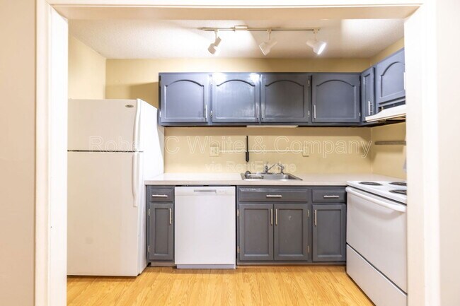 Building Photo - 7 F Country Squire Dr