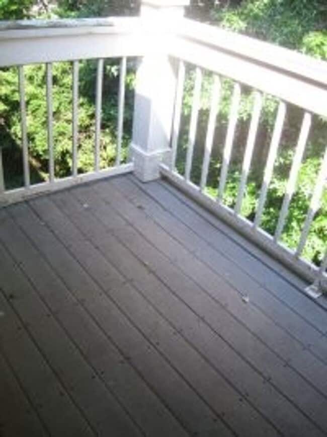 Building Photo - Top Floor Condo with Fireplace and Open Fl...