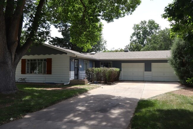 Primary Photo - Spacious 3 Bedroom Home with Finished Base...