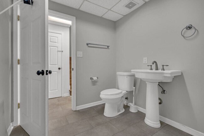 Building Photo - 3 Bedroom 2.5 Bathroom Home!
