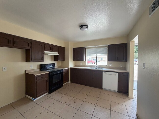 Building Photo - 6350 Summerfield Dr