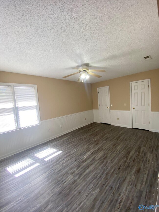 Building Photo - 523 Farmingdale Rd SE