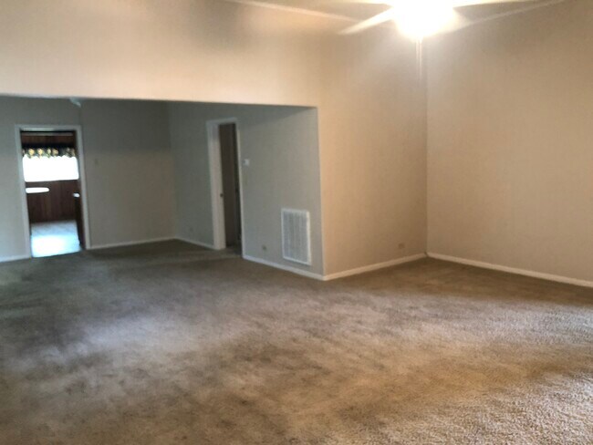 Building Photo - 716 W Georgia Ave