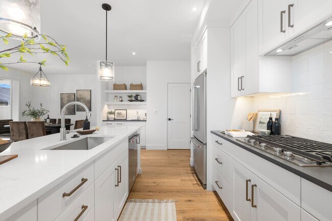 Building Photo - Brand New Luxury Duplex-Top of the line finishes & walking distance to The Village.