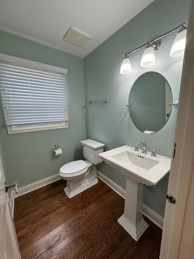 Building Photo - 804 Paradise Ln