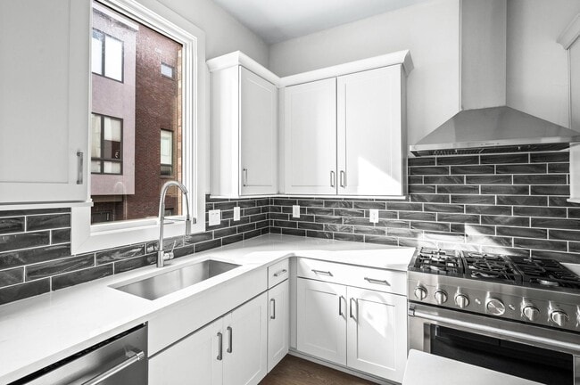 Building Photo - Stunning 3BE/3.5BA brownstone in the heart of historic Germantown!