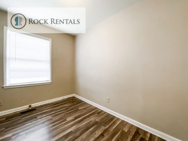 Building Photo - 3 Bed 1 Bath with Garage