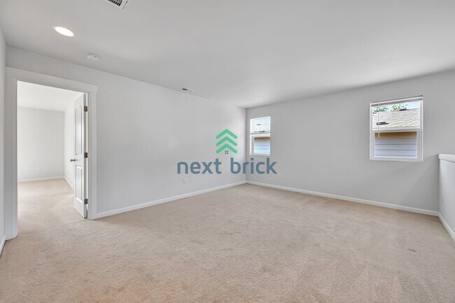 Building Photo - Spacious 5 bedrooms and 3 bathrooms Cul-de...