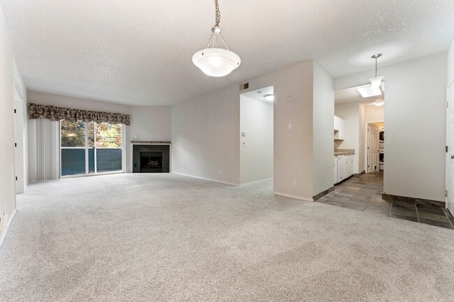 Building Photo - 3-bedroom 2 bath condo with a balcony in s...