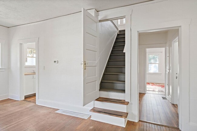 Building Photo - Cute 3-bdrm/2-bath vintage home—Nice fence...