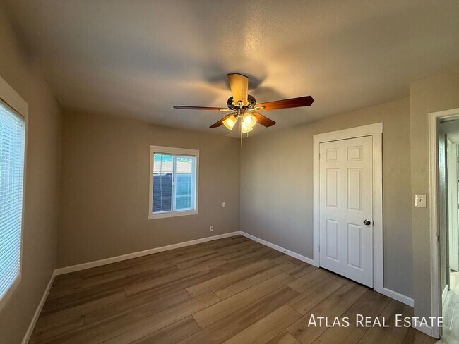 Building Photo - 1741 W Desert Cove Ave