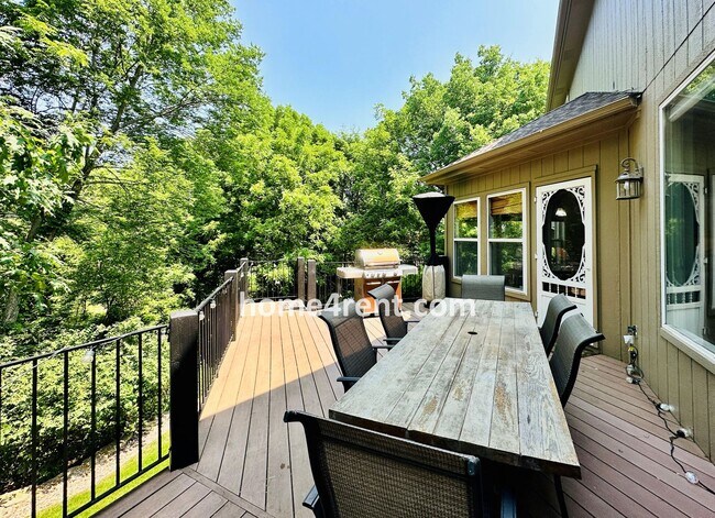 Building Photo - Beautiful Four Bedroom Home in a Quiet Neighborhood w/ an Updated Kitchen, Wood Floors, and a Fin...