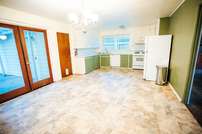 Building Photo - Spacious 4-bedroom, 2-bath single-family home located in a desirable Eureka neighborhood near Hen...