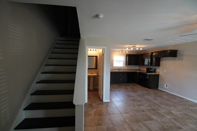 Building Photo - 1 Bedroom 1.5 Bath Townhome for Rent in Li...