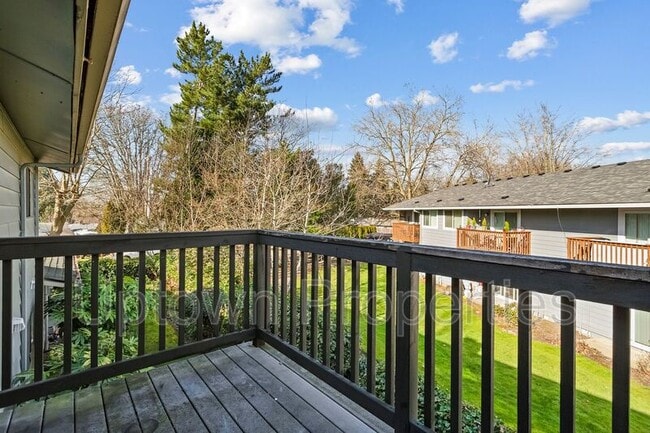 Building Photo - 5660 SW 180th Ave