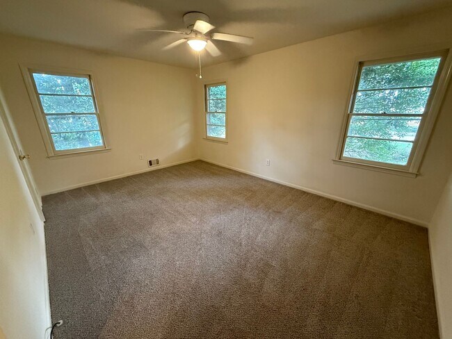 Building Photo - Spacious 3 Bedroom Home – East Side Athens